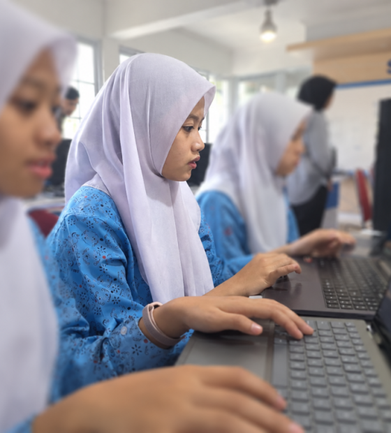 Pengerjaan projek kelompok mengenai website DiBahasYuk! Website dengan tema pembelajaran.